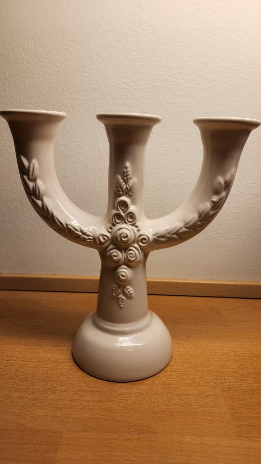 Rosa Ljung ljusstake i keramik – höjd 21 cm – vit med rosdekor