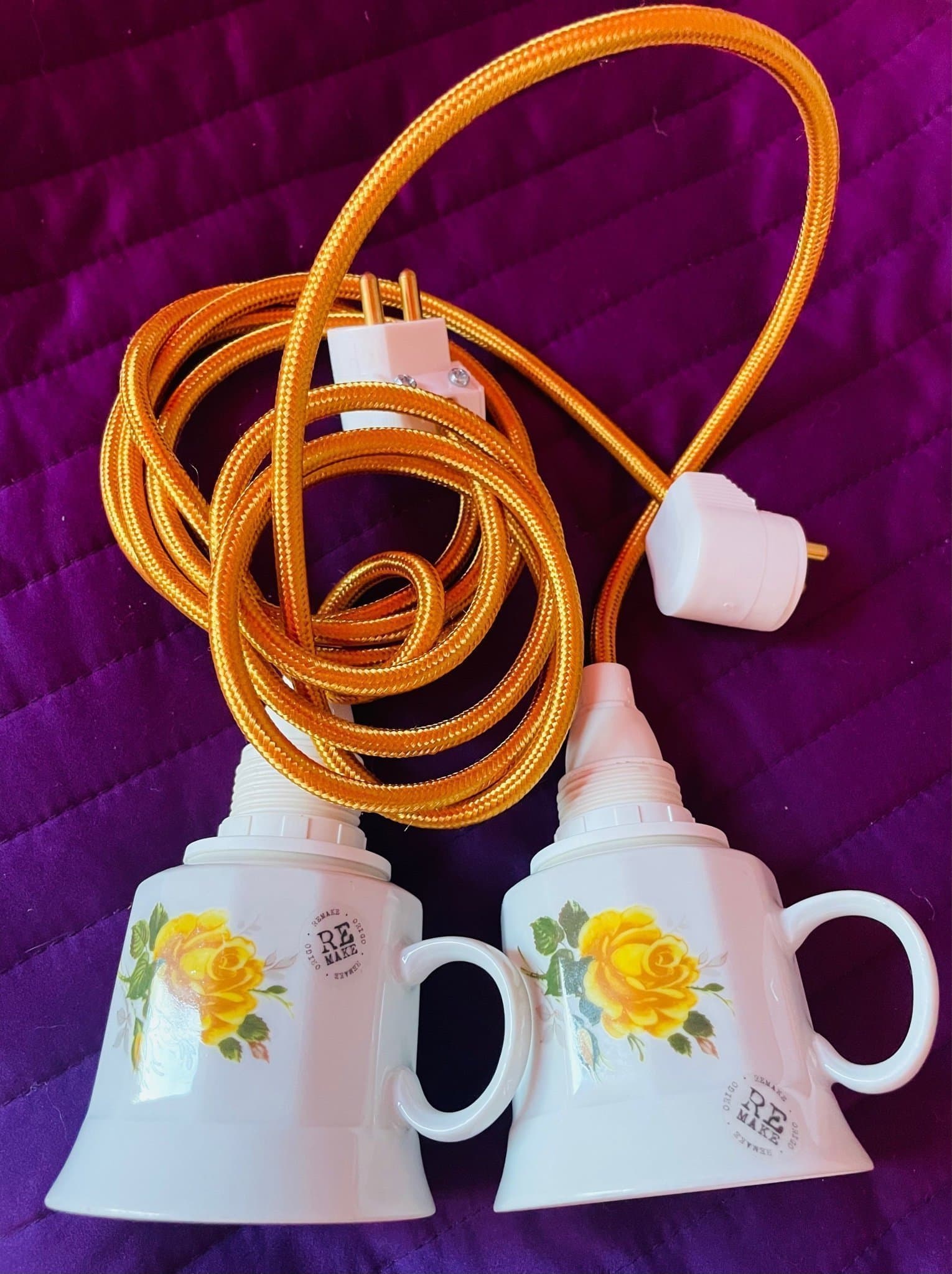 Nytt!Två Unika Mugglampor från REMAKE med Guldfärgad Sladd 120cm