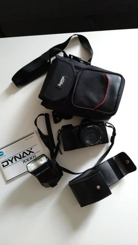 Analog Minolta Dynax 7000i systemkamera med objektiv och blixt