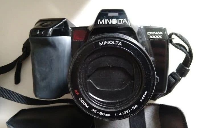 Analog Minolta Dynax 7000i systemkamera med objektiv och blixt