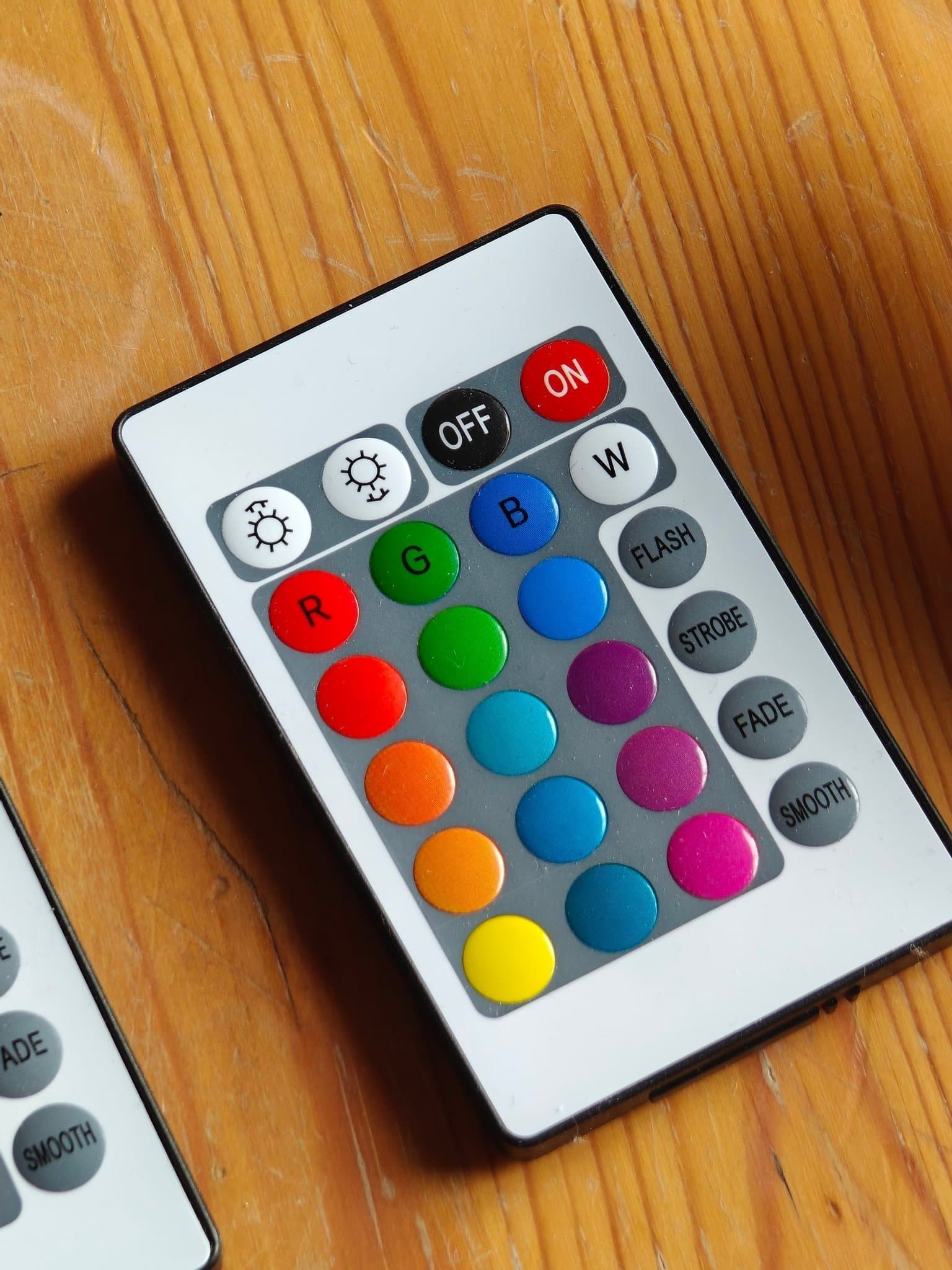 2-pack E14 LED-lampor med fjärrkontroll, RGB