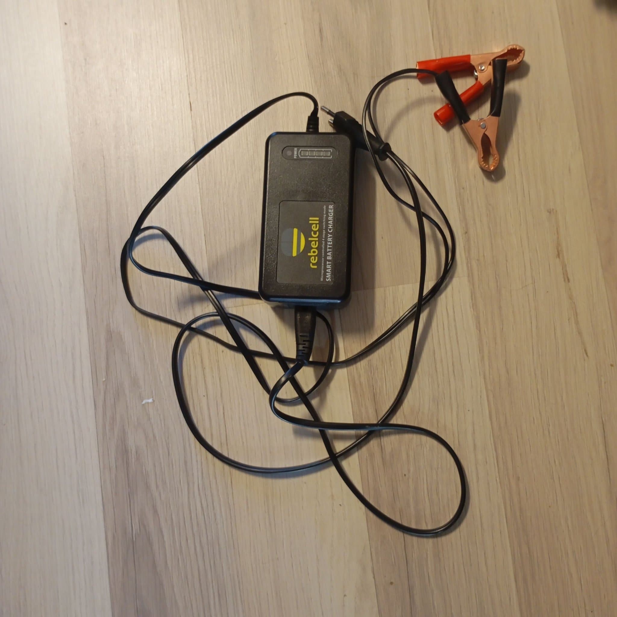 Rebelcell 12.6V4A NMC-laddare