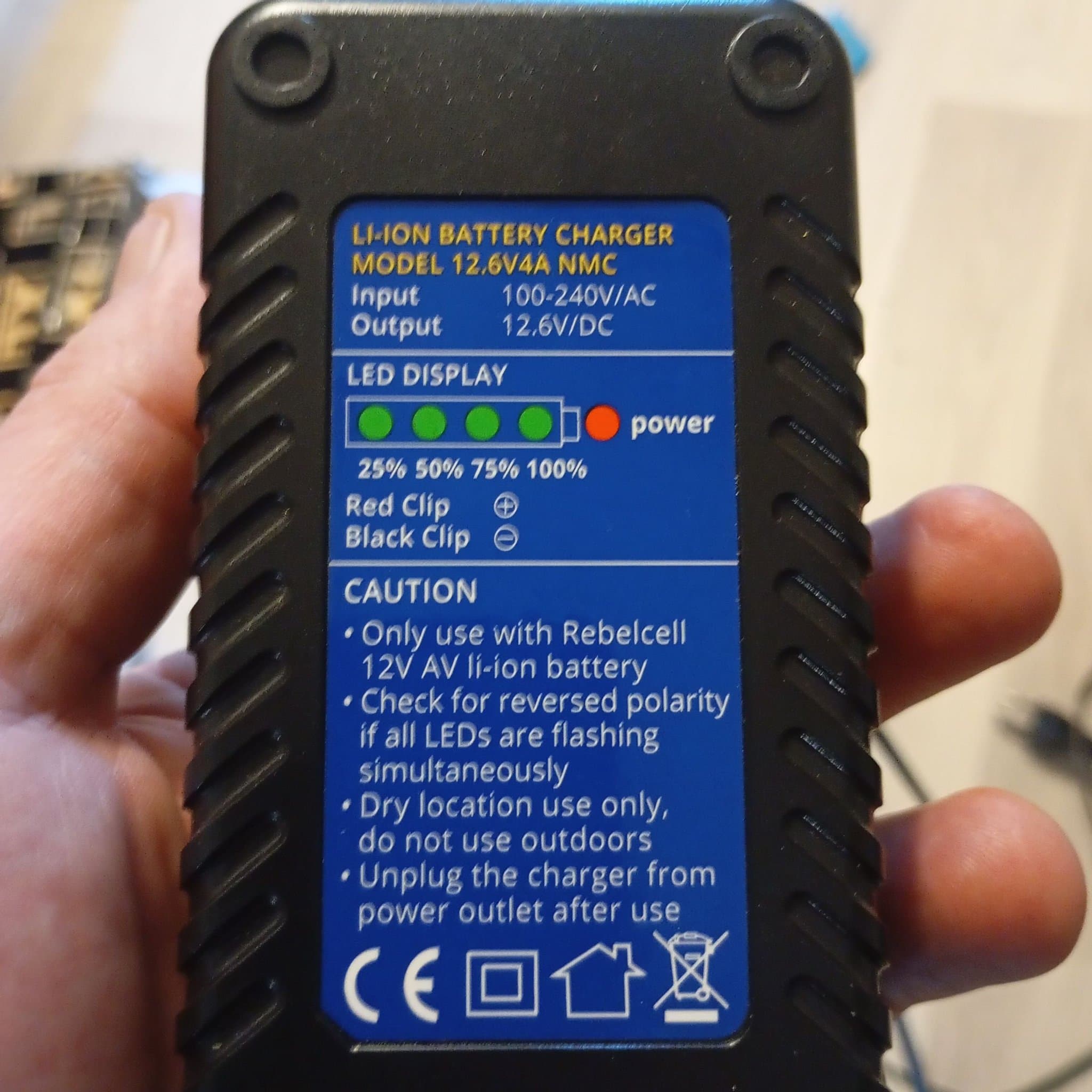 Rebelcell 12.6V4A NMC-laddare