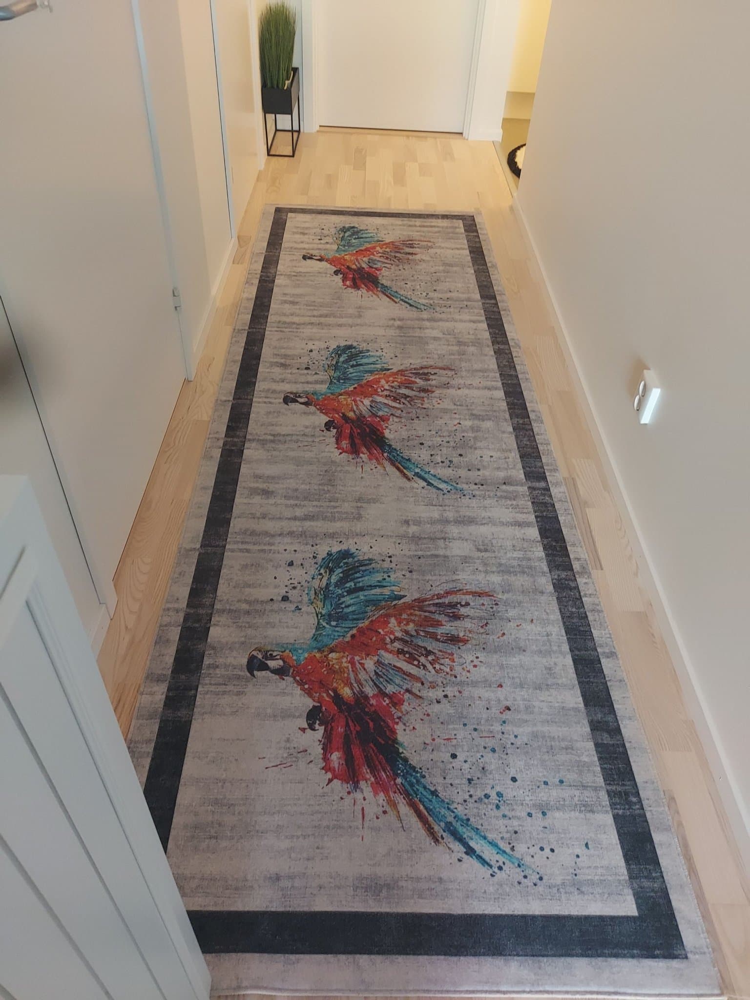 Hallmatta med papegojor