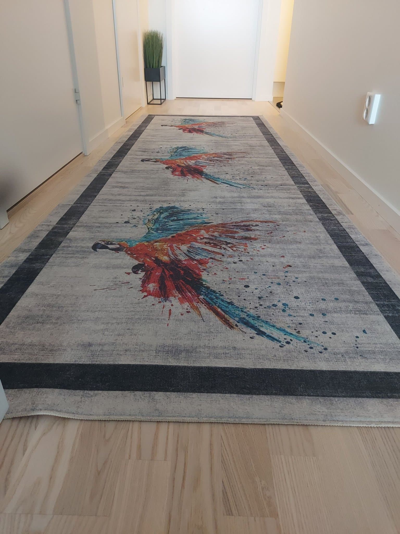 Hallmatta med papegojor