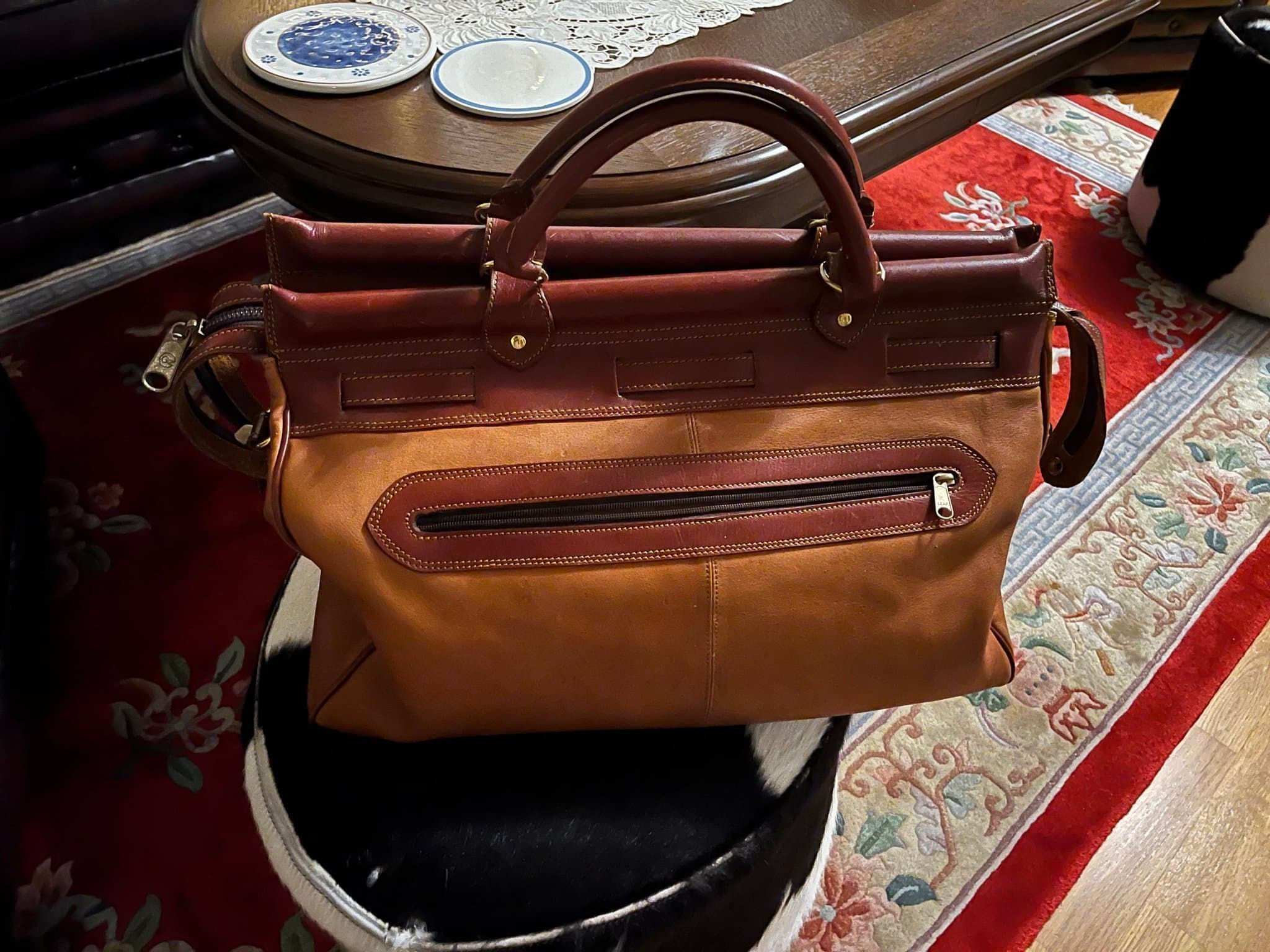 WEEKENDVÄSKA i ÄKTA SKINN med FINA DETALJER