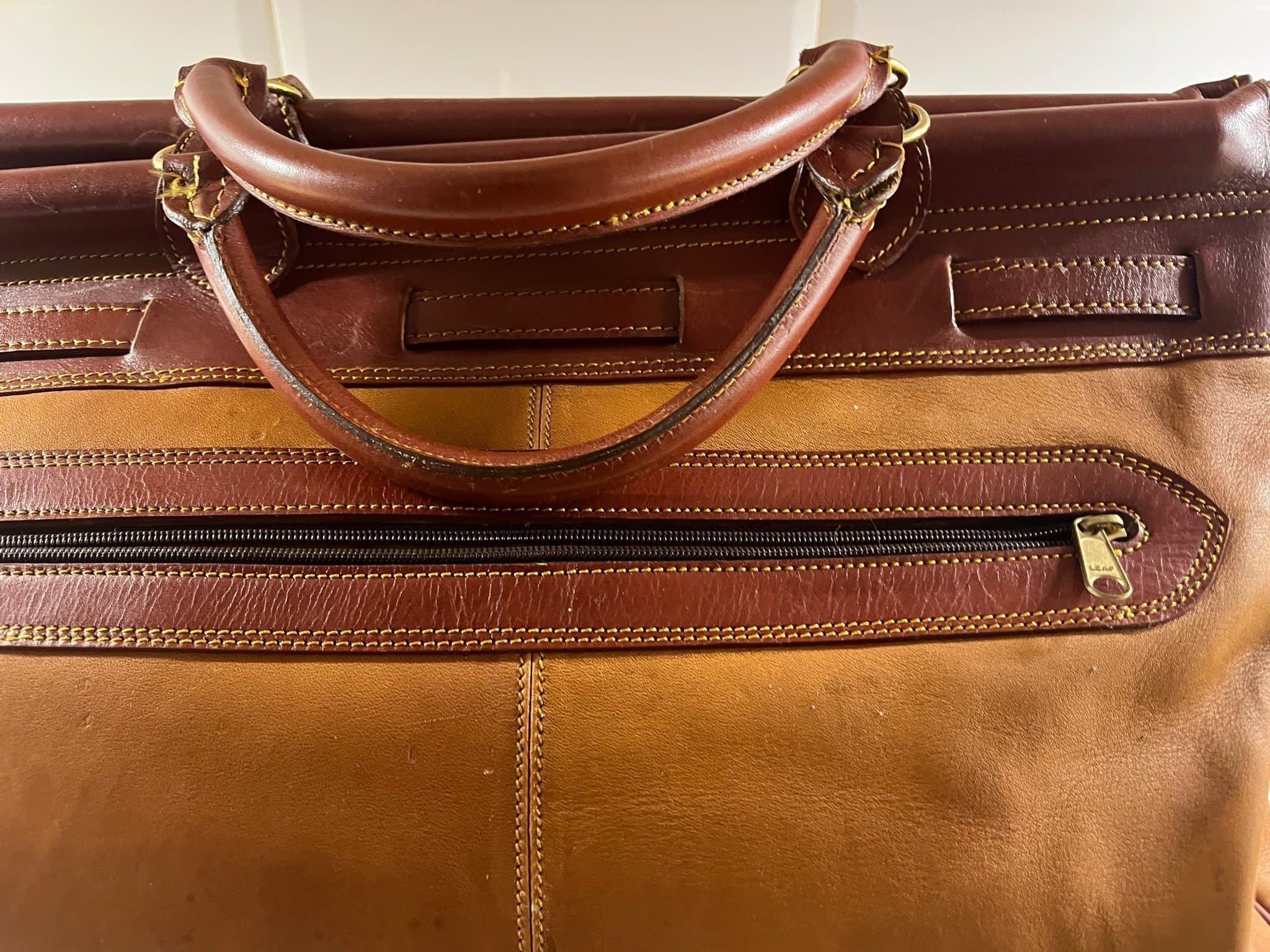 WEEKENDVÄSKA i ÄKTA SKINN med FINA DETALJER