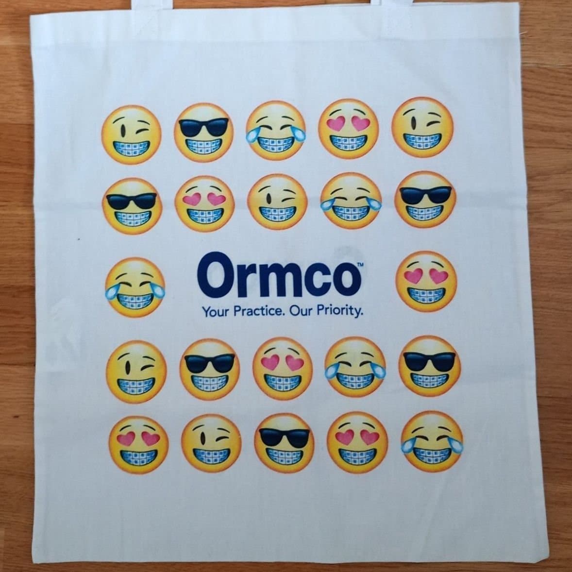 Vit tygväska med unikt tandvårdsinspirerat tryck