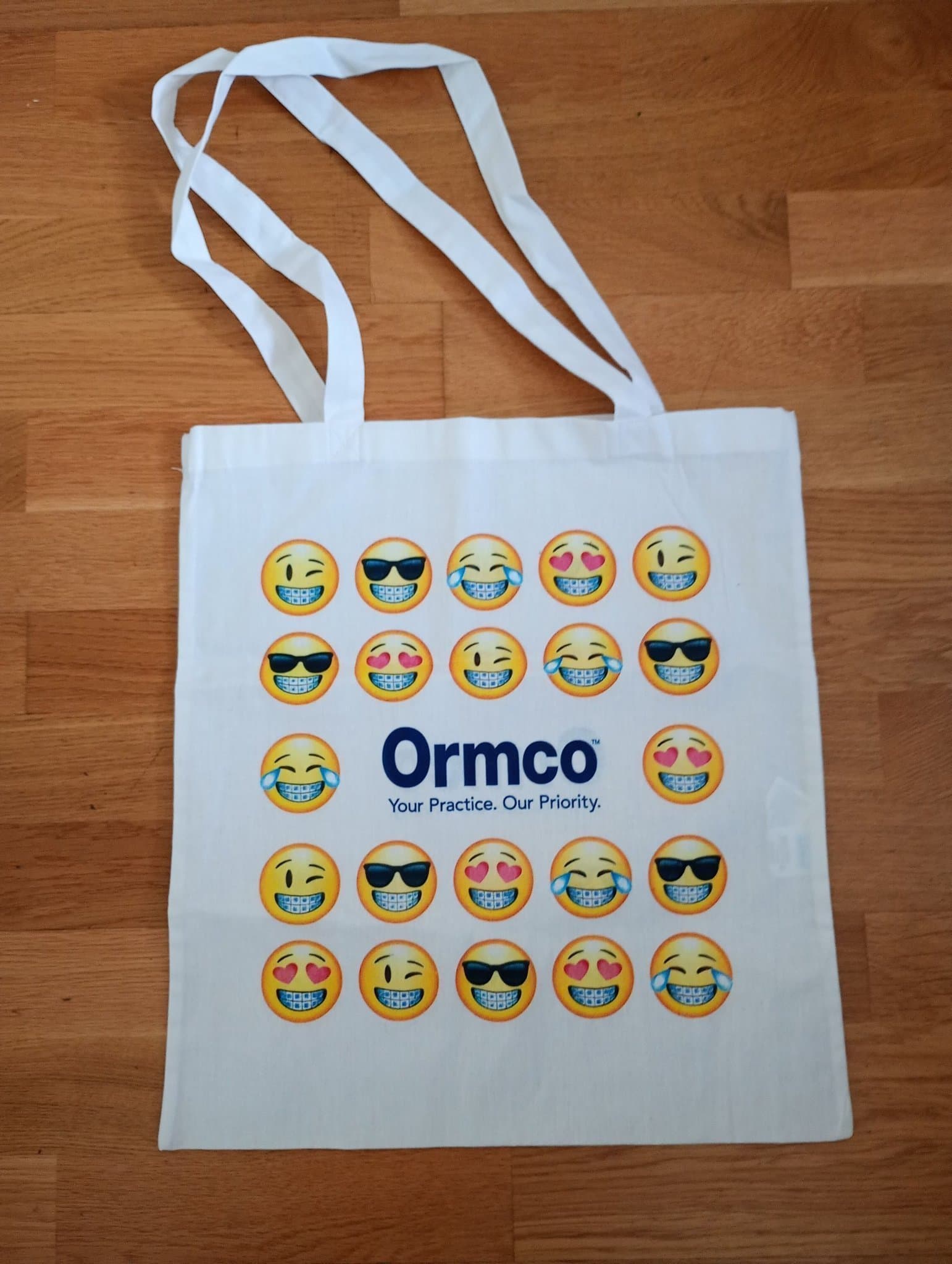 Vit tygväska med unikt tandvårdsinspirerat tryck