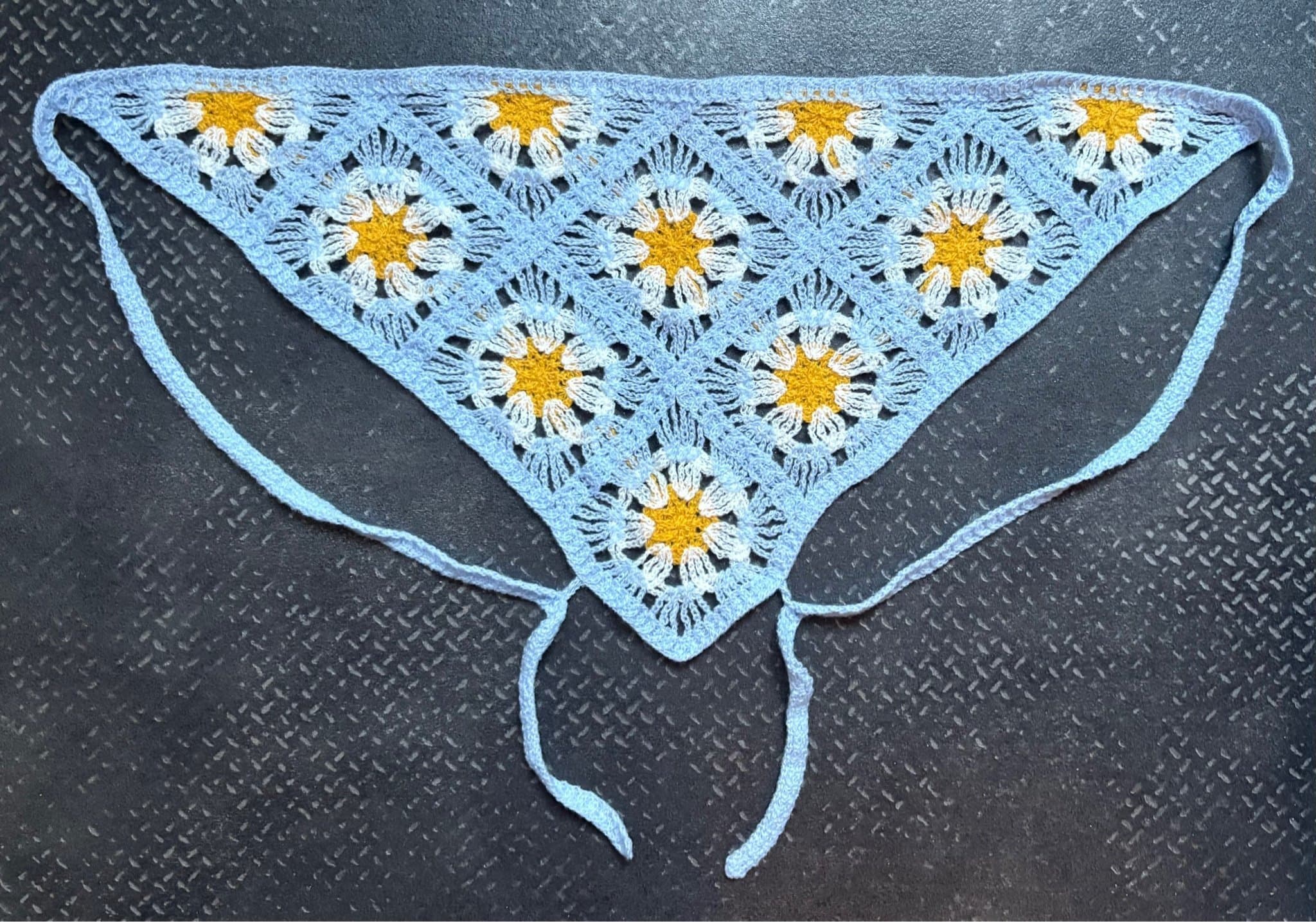 Ljusblå virkad hårscarf, triangelscarf, gul och vit blommönstrad