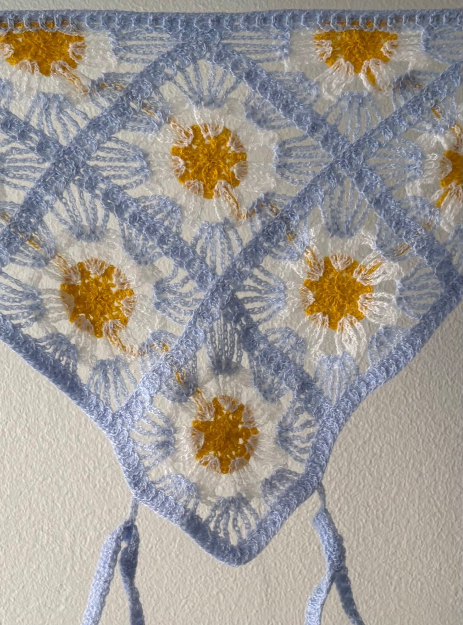 Ljusblå virkad hårscarf, triangelscarf, gul och vit blommönstrad