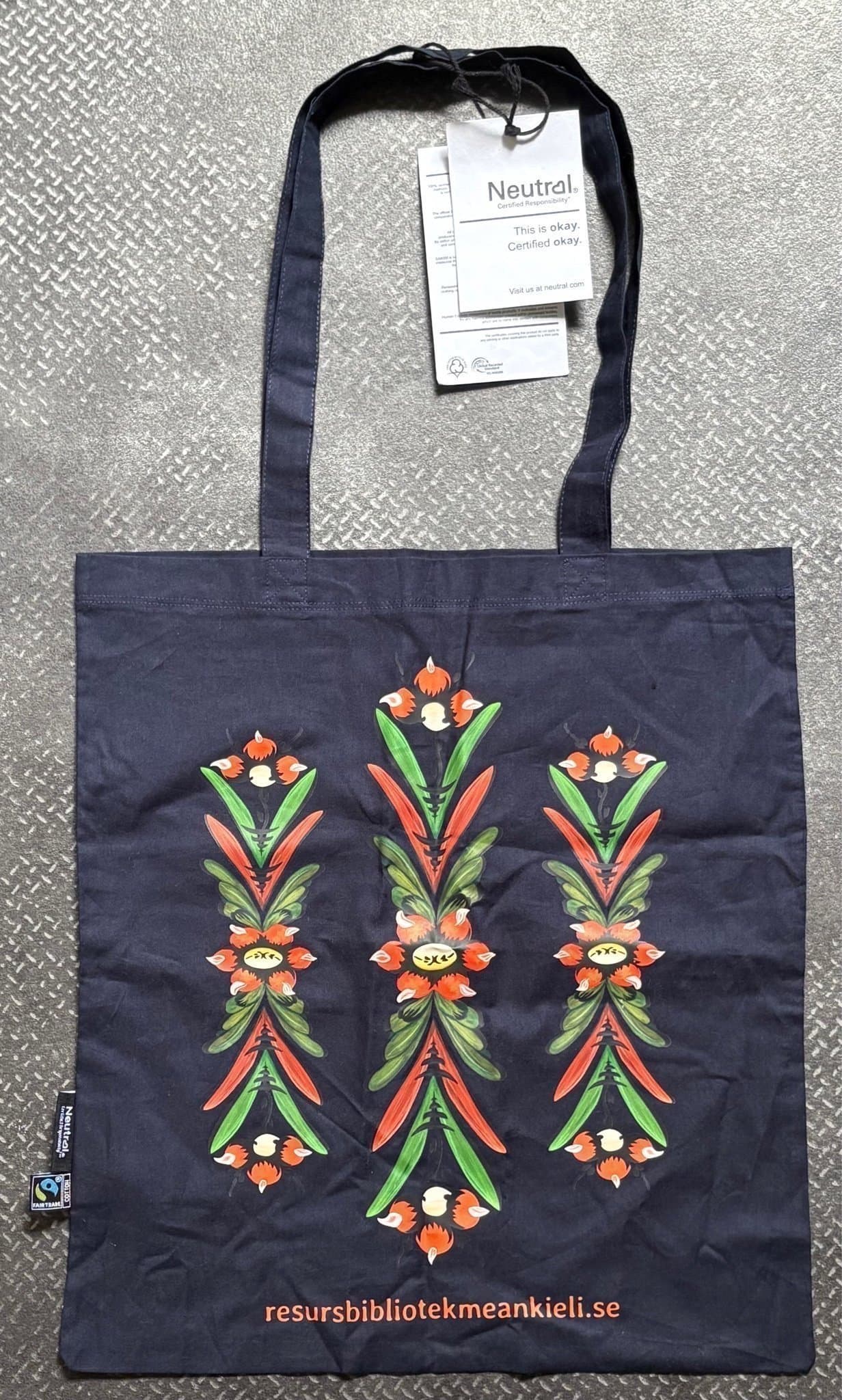 Fin mörkblå tygväska med blommönster, ekologisk bomull, Neutral