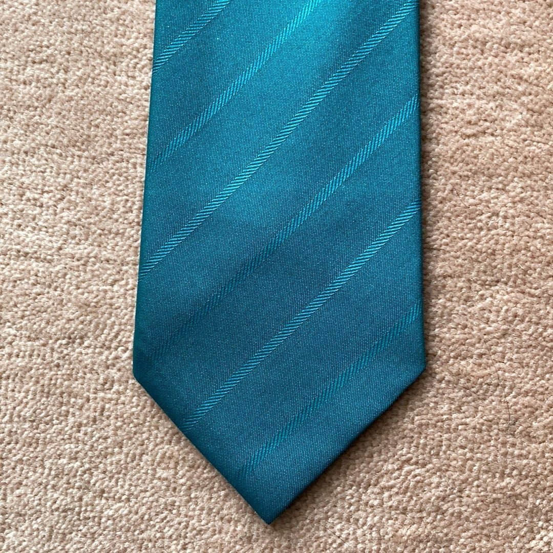 Mörk turkos slips. LL. Slipsen är mörkare än vad bilderna visar.