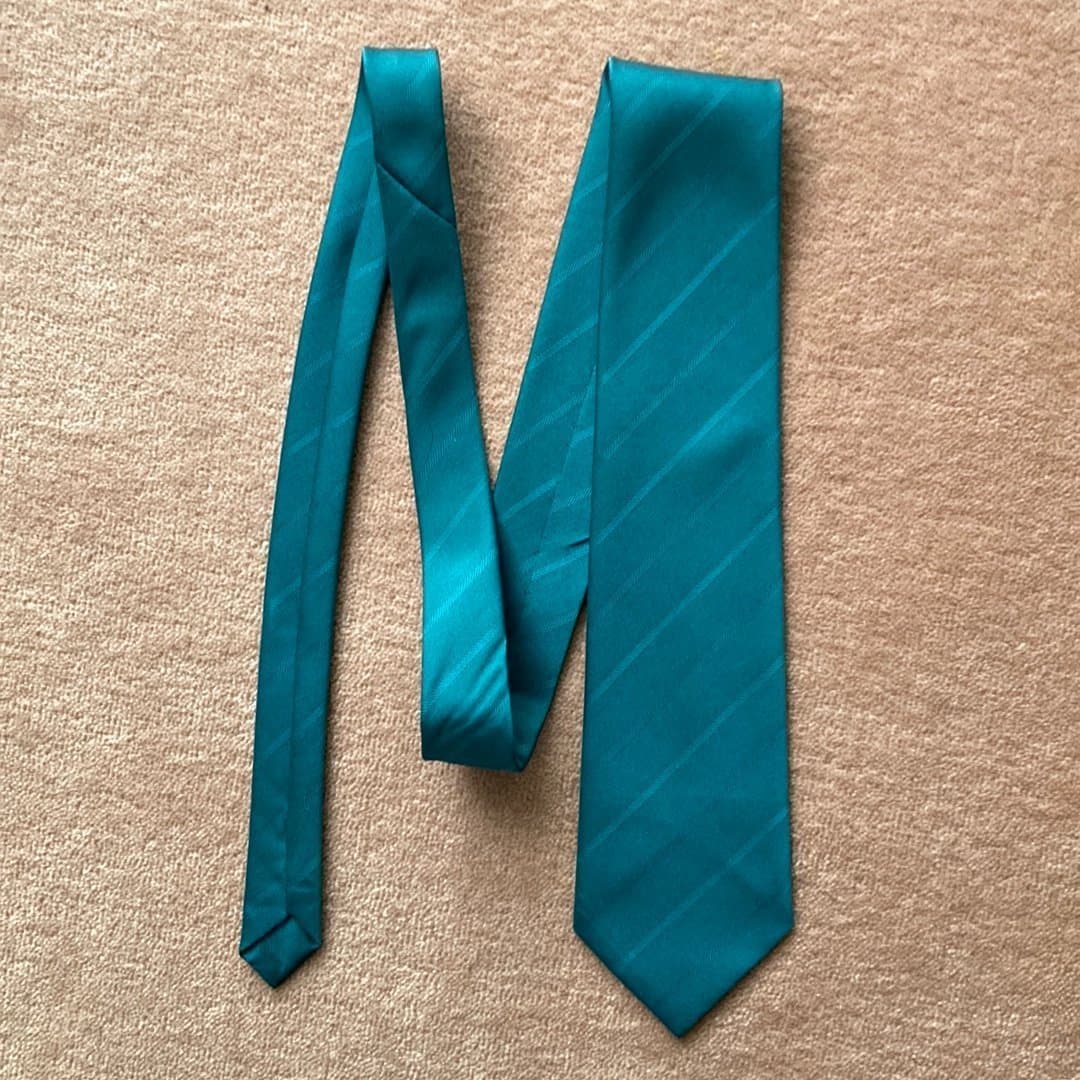 Mörk turkos slips. LL. Slipsen är mörkare än vad bilderna visar.