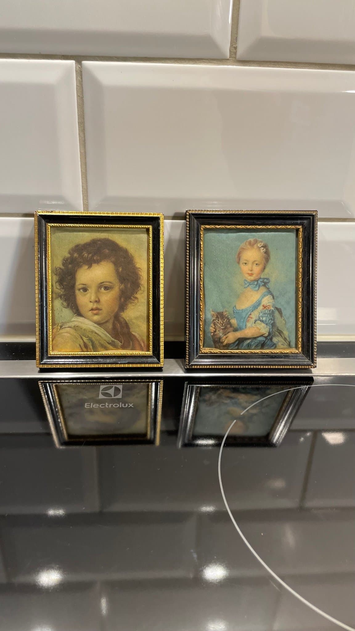 Två tavlor med barnporträtt