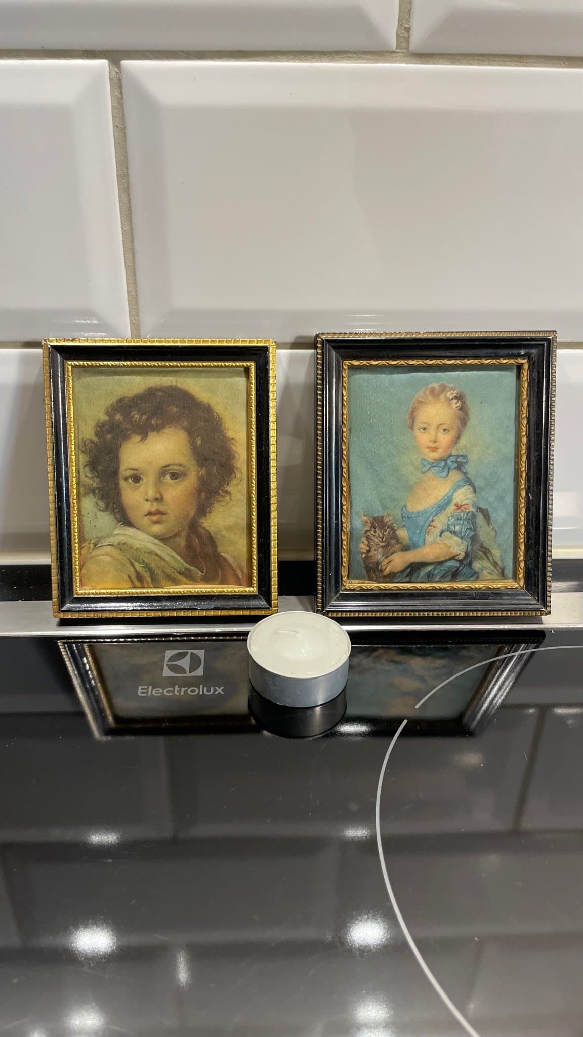 Två tavlor med barnporträtt