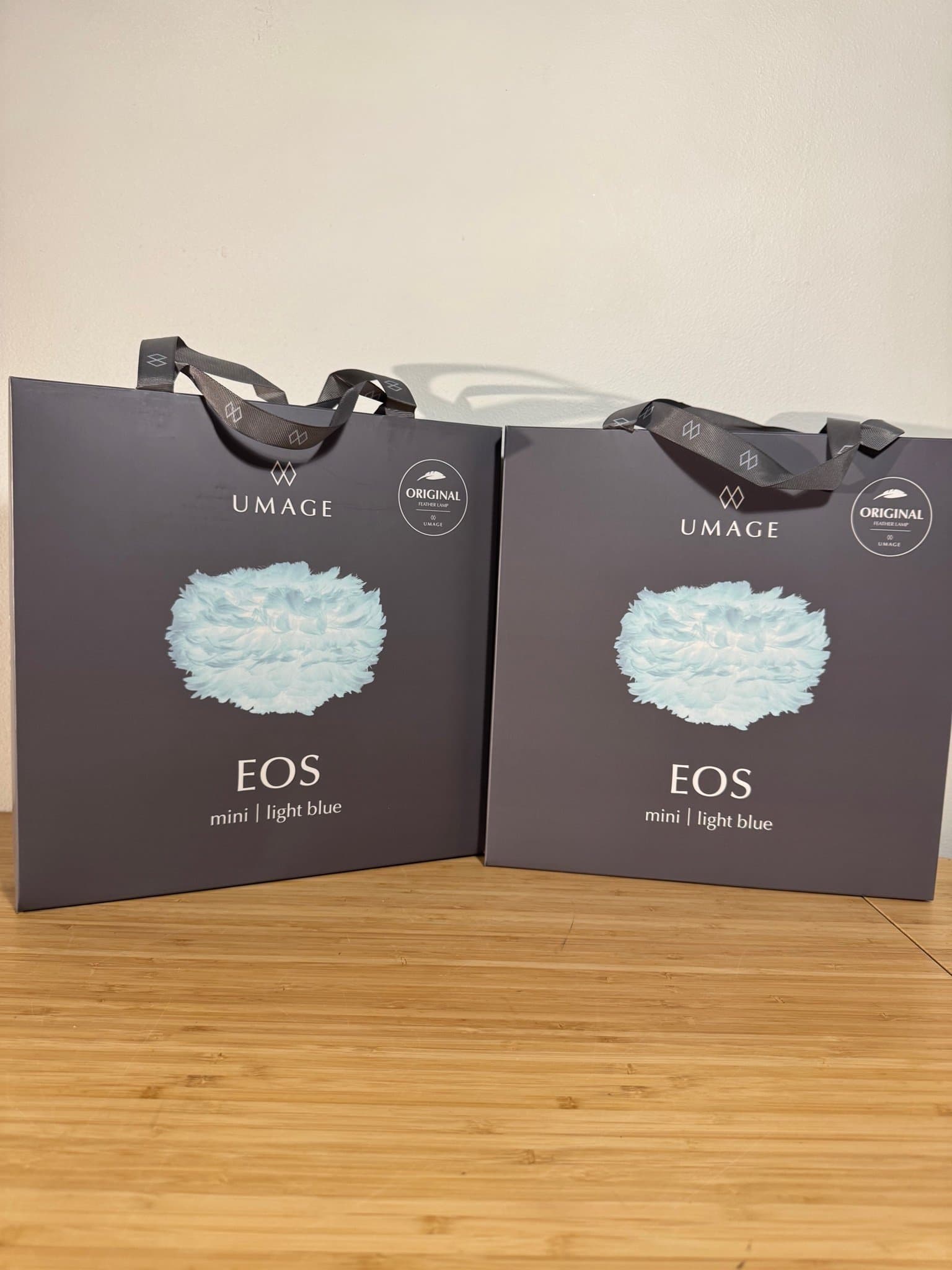 2 nya UMAGE Eos Mini - Ljusblå fjäderlampa/lampskärm