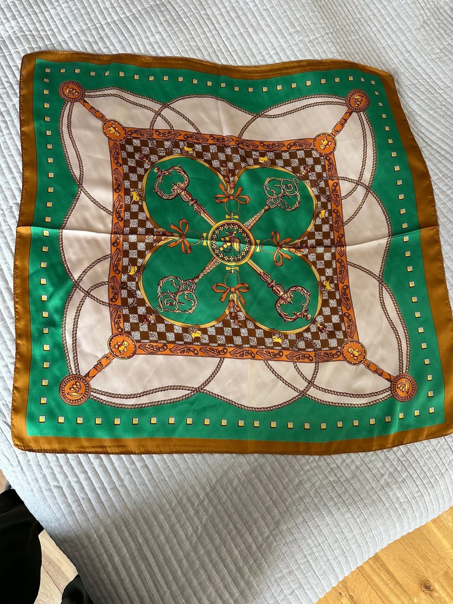 Vår-fin scarf 67x67cm. Oanvänd