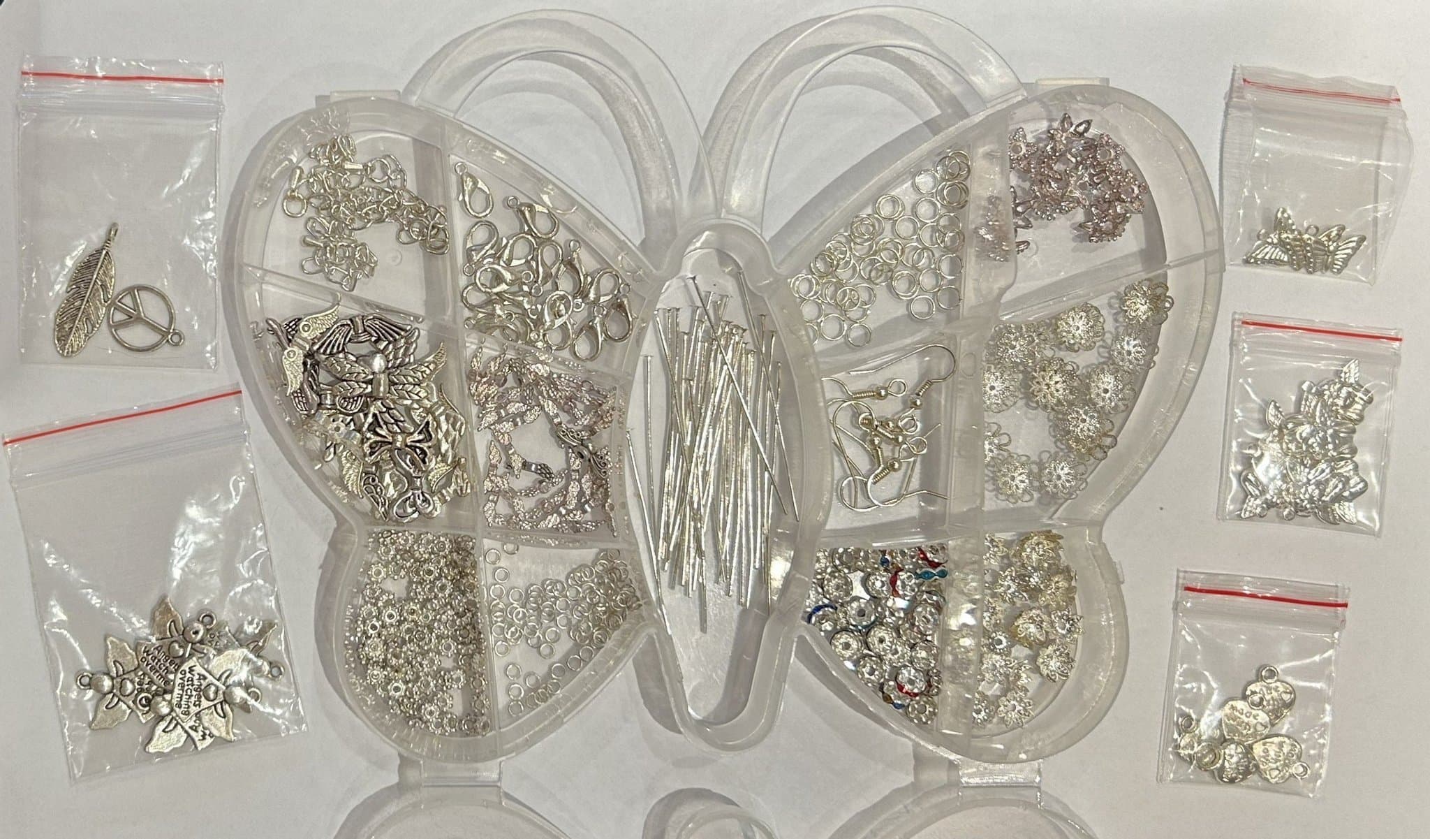 Smyckesdelar i silverfärg