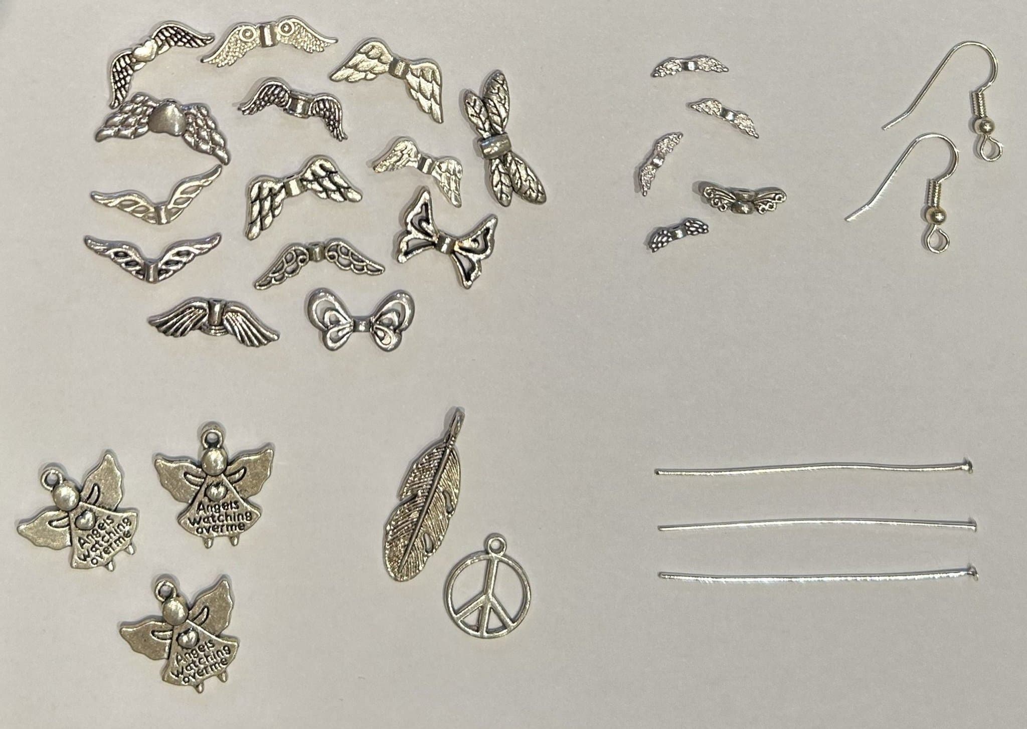 Smyckesdelar i silverfärg