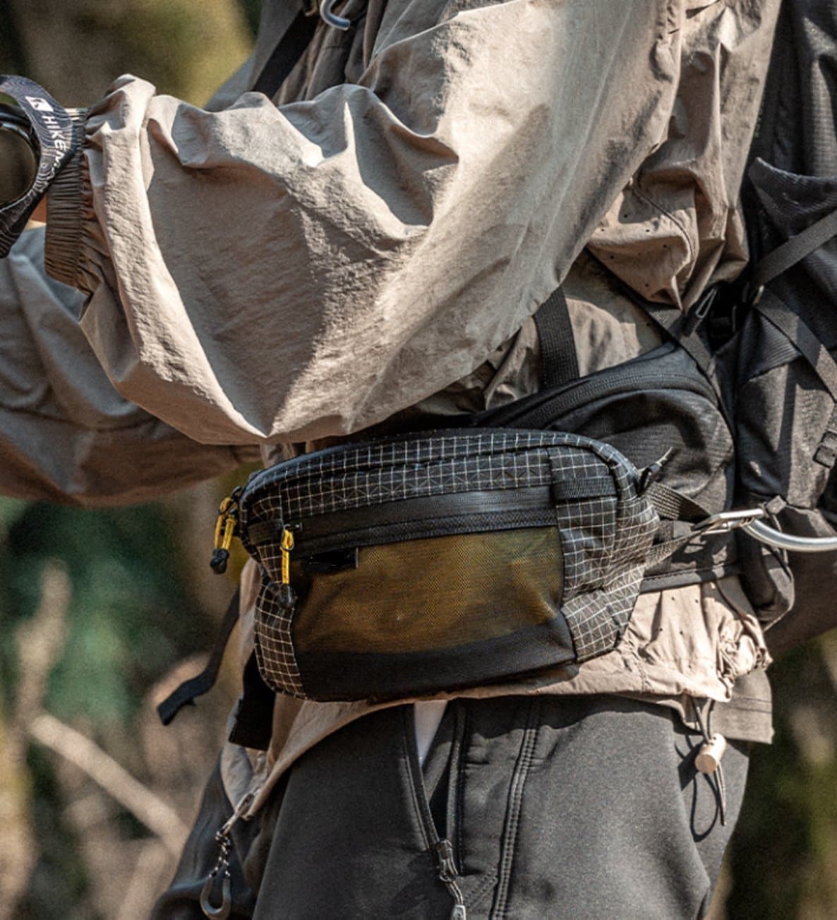 Vattentät sportmidjeväska med axelrem