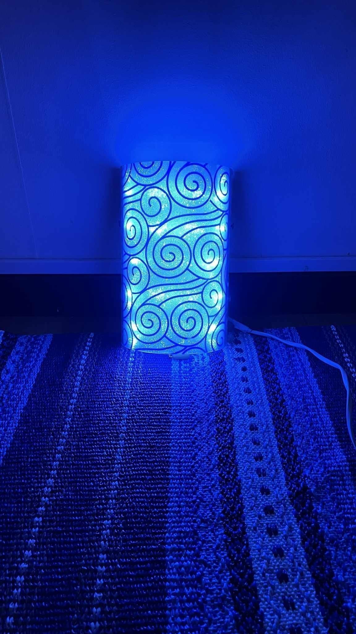 LED vägglampa med blått virvelmönster