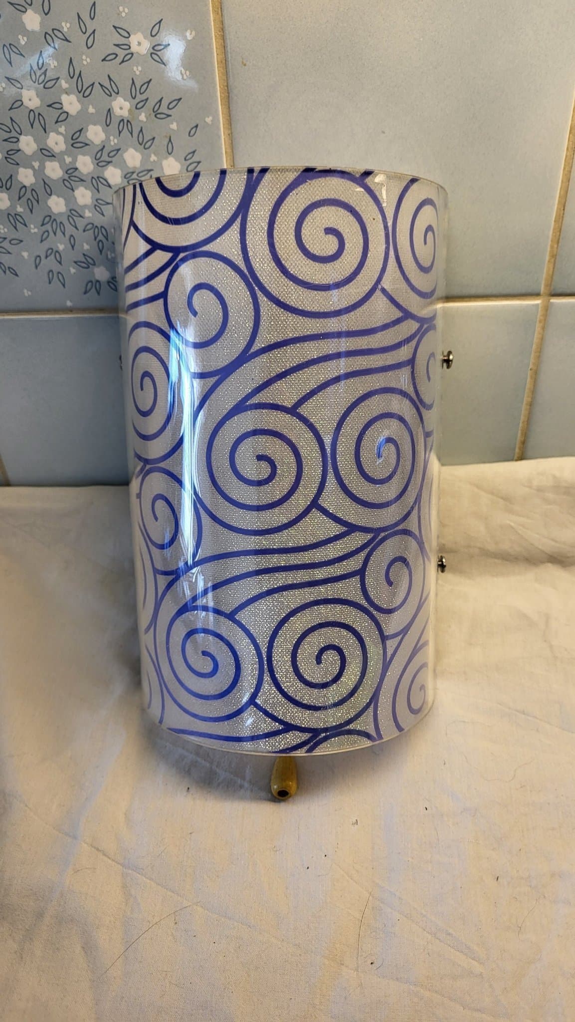 LED vägglampa med blått virvelmönster