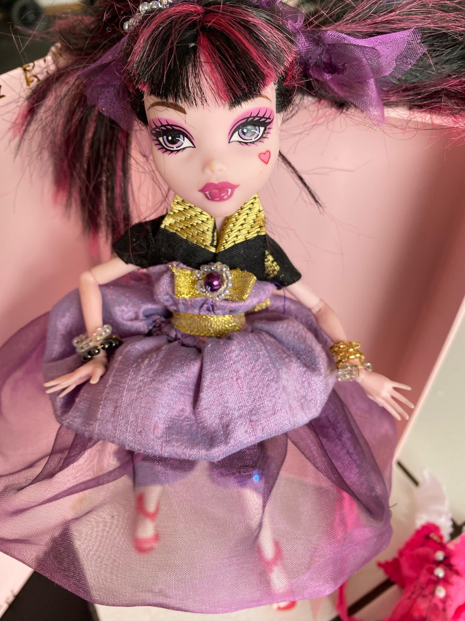 Monster High docka Draculaura i nya kläder och högklackat skor
