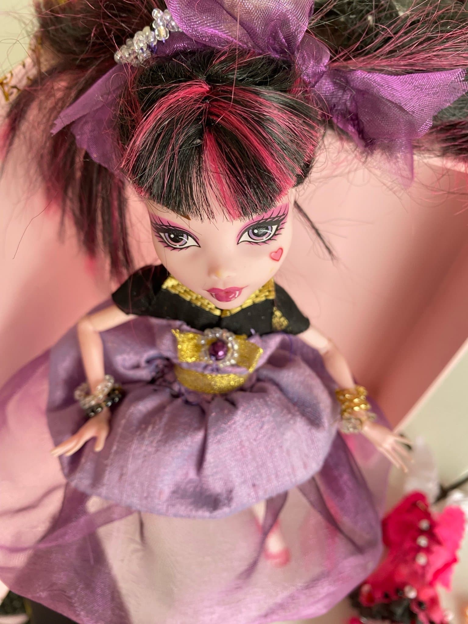 Monster High docka Draculaura i nya kläder och högklackat skor
