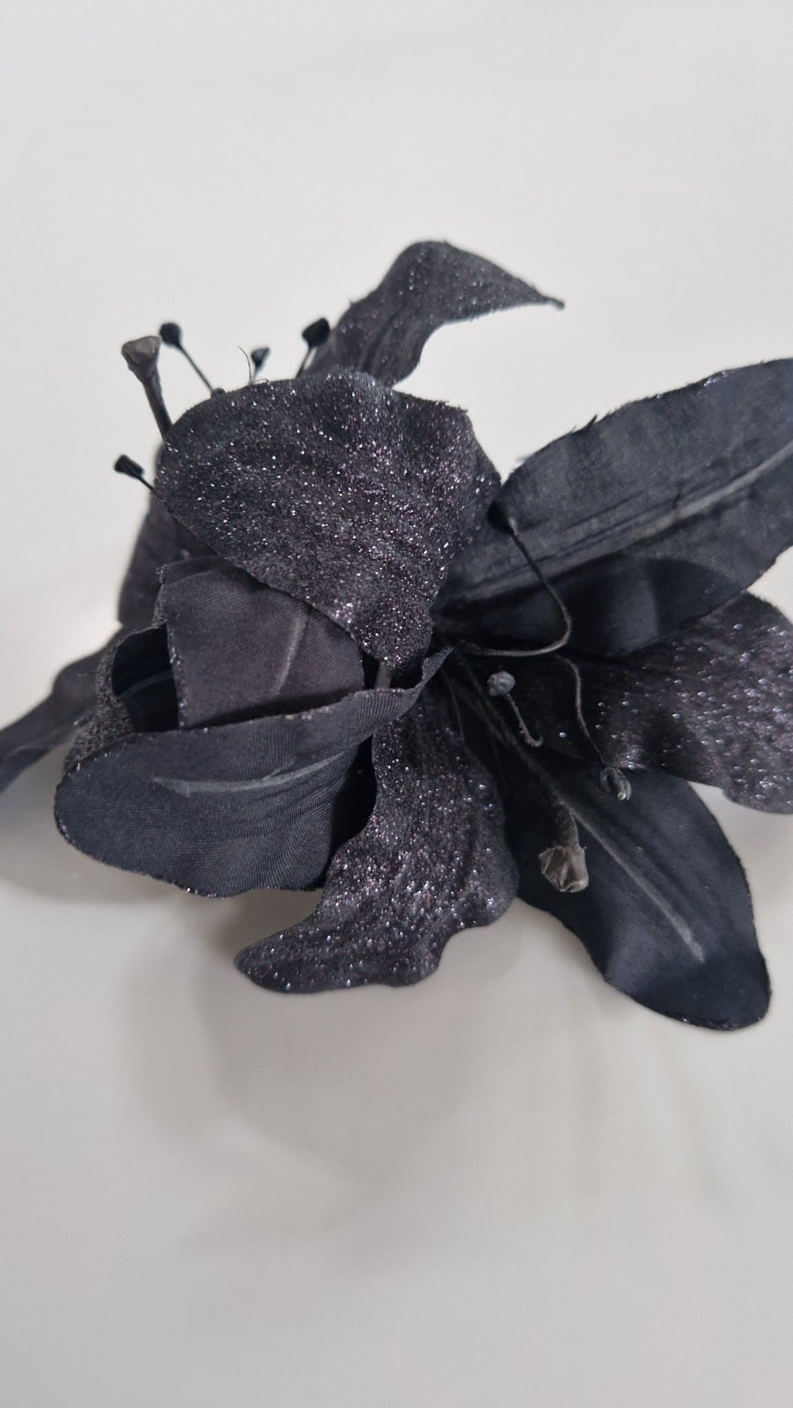 Exklusiv svart hårdekoration i form av 2 liljor