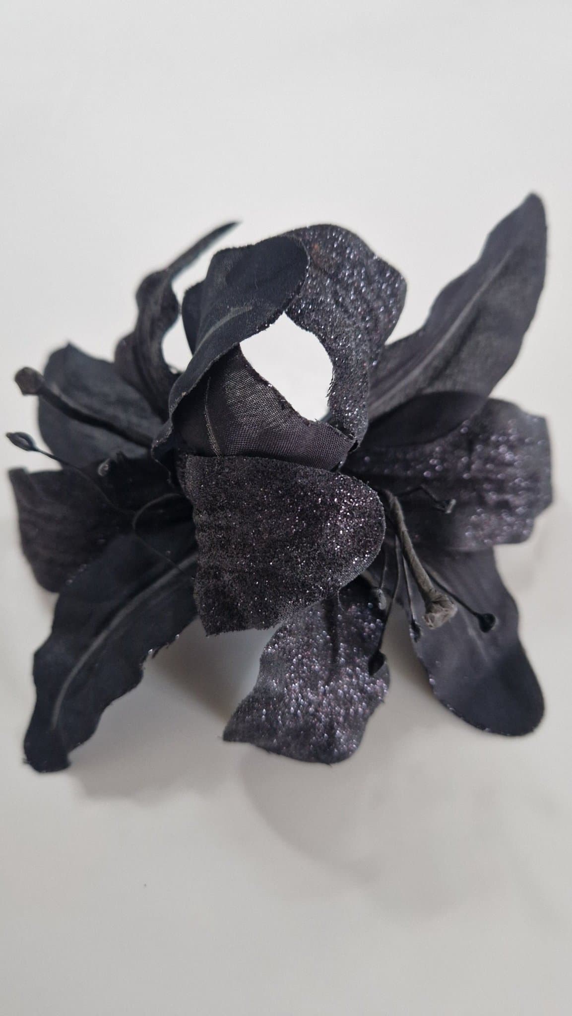 Exklusiv svart hårdekoration i form av 2 liljor
