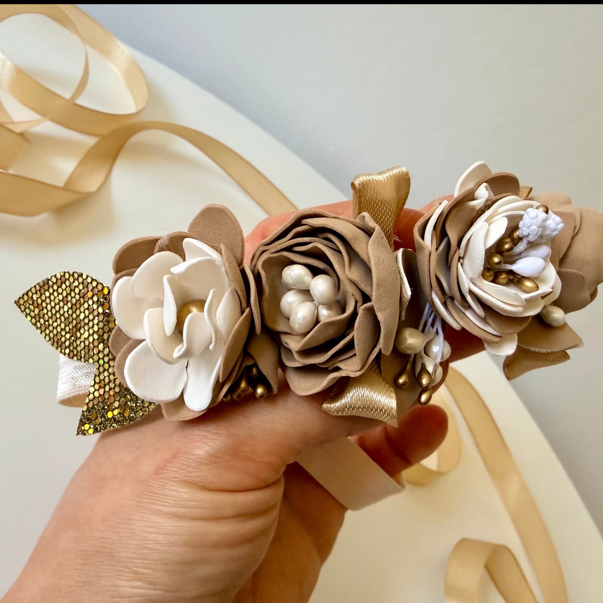 Hårband med blomsterdekoration