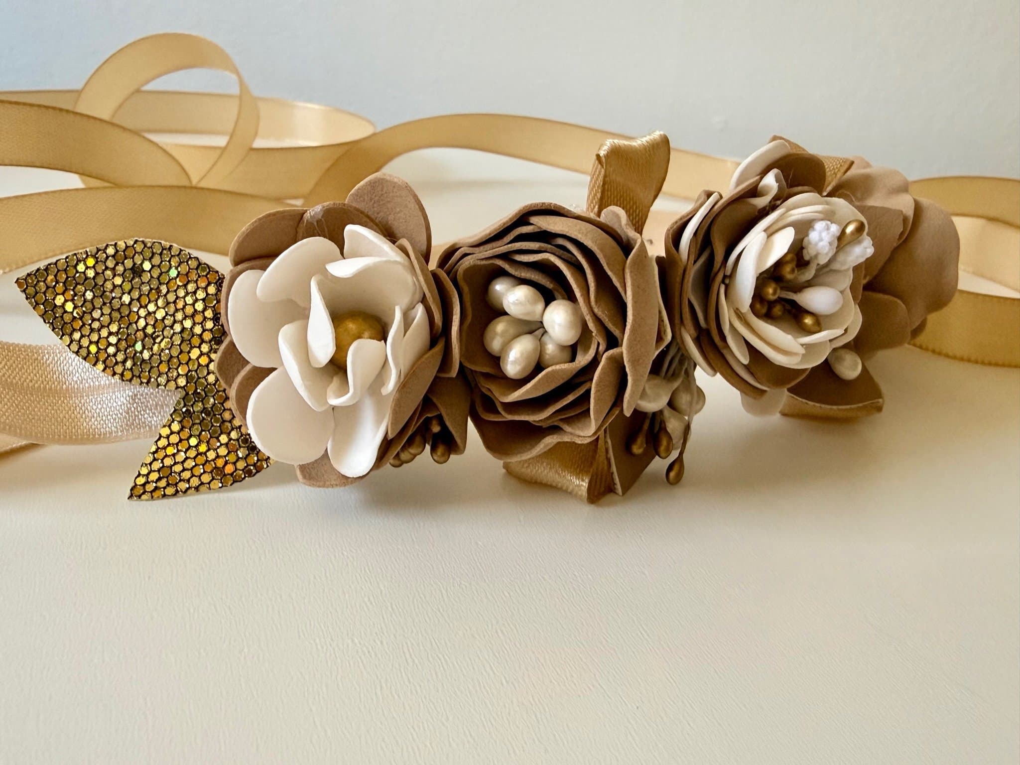 Hårband med blomsterdekoration