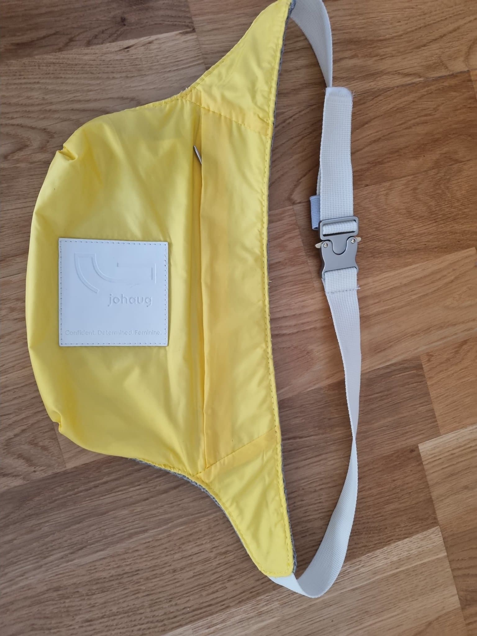 Johaug gul midjeväska