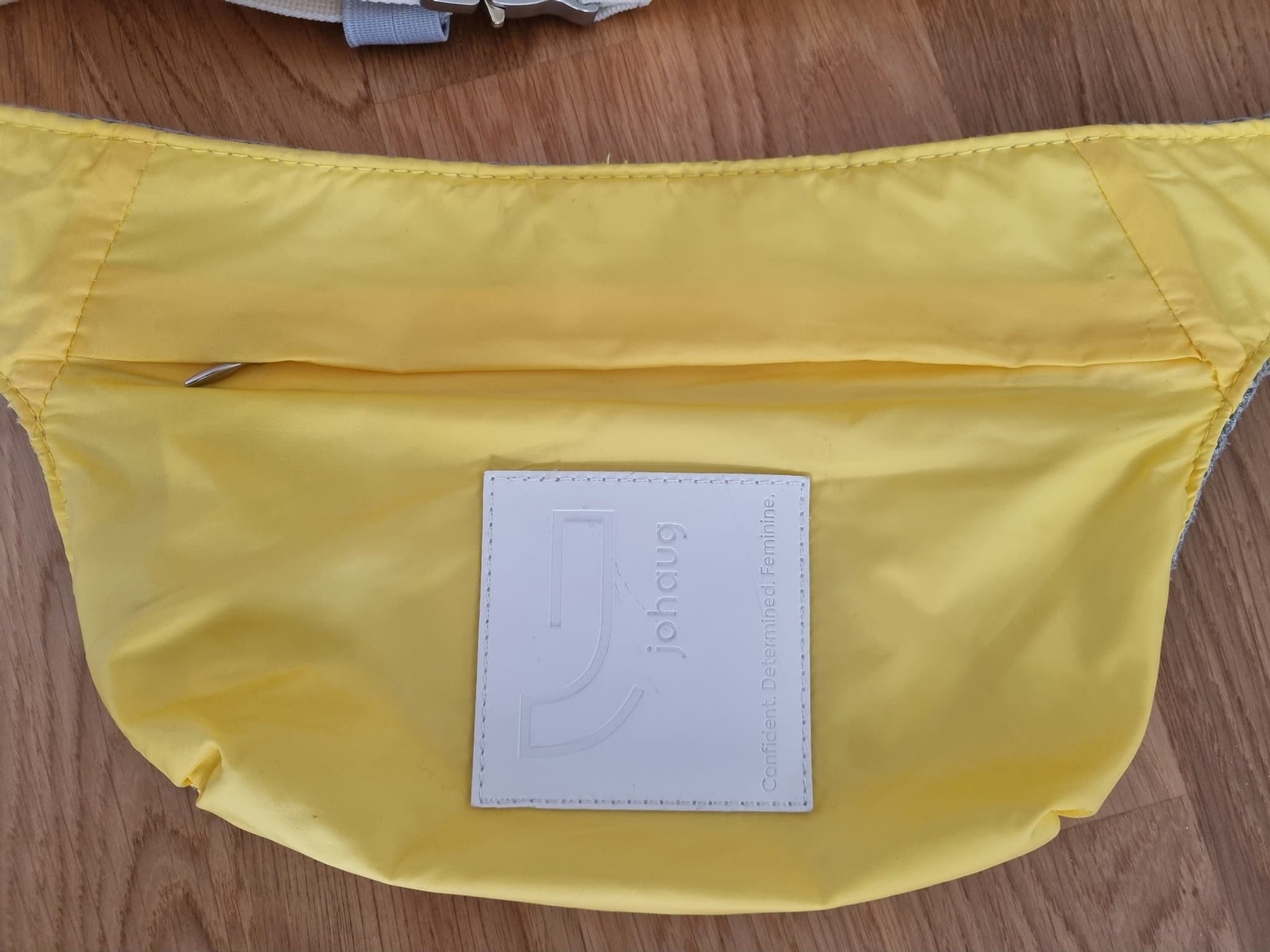 Johaug gul midjeväska