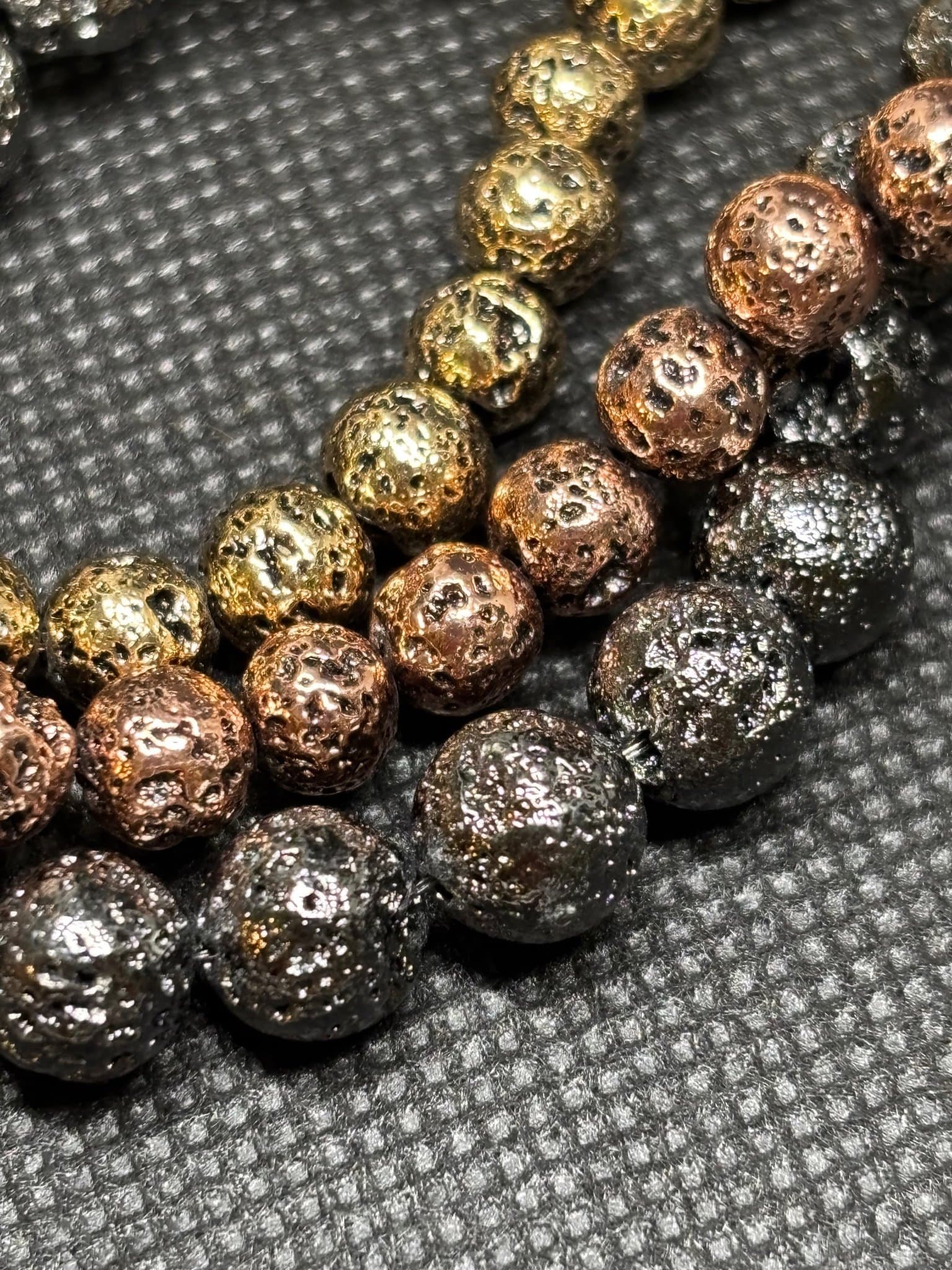 3 pärlsträngar metall vulkansten