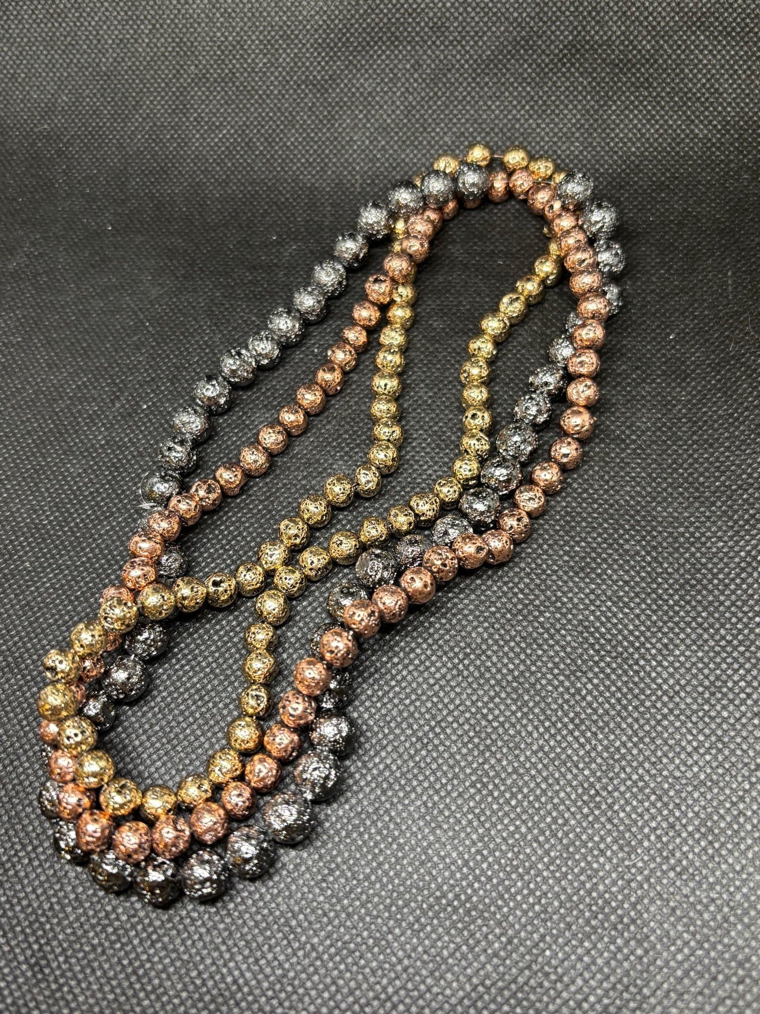 3 pärlsträngar metall vulkansten