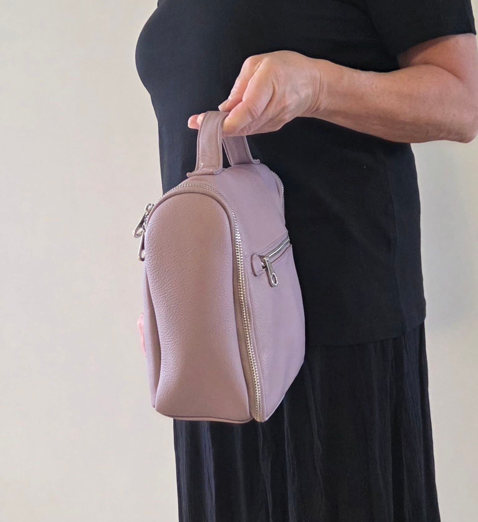 Elegant och rymlig necessär lila färg märke Don Donna