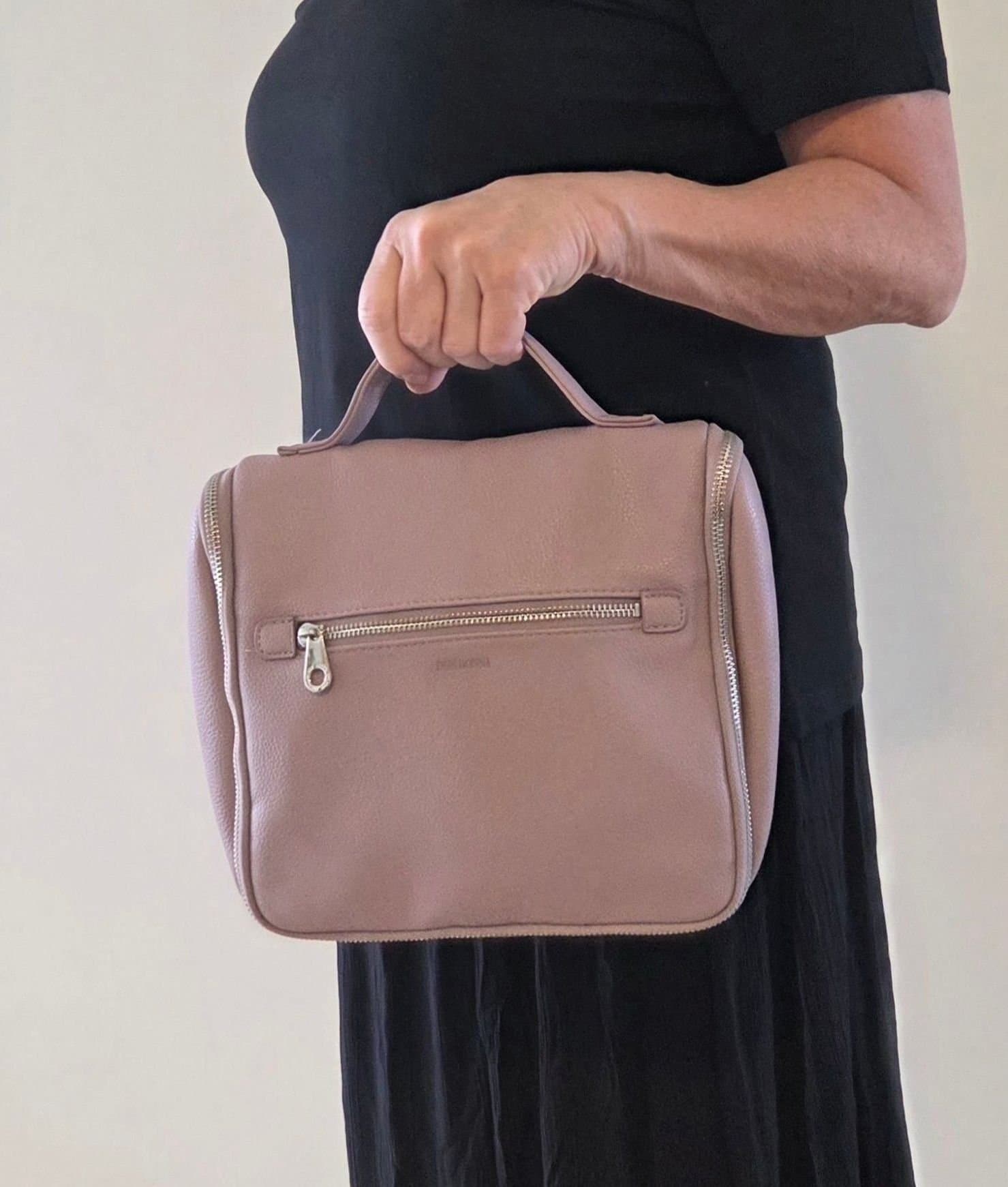 Elegant och rymlig necessär lila färg märke Don Donna