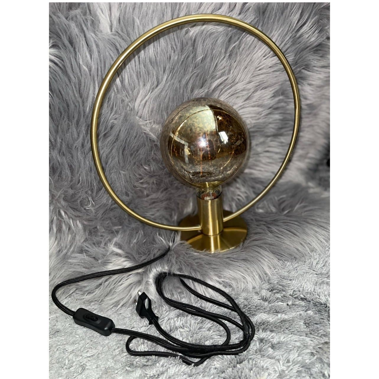 Bordslampa i Guldfärg med ljuskälla i en Halo