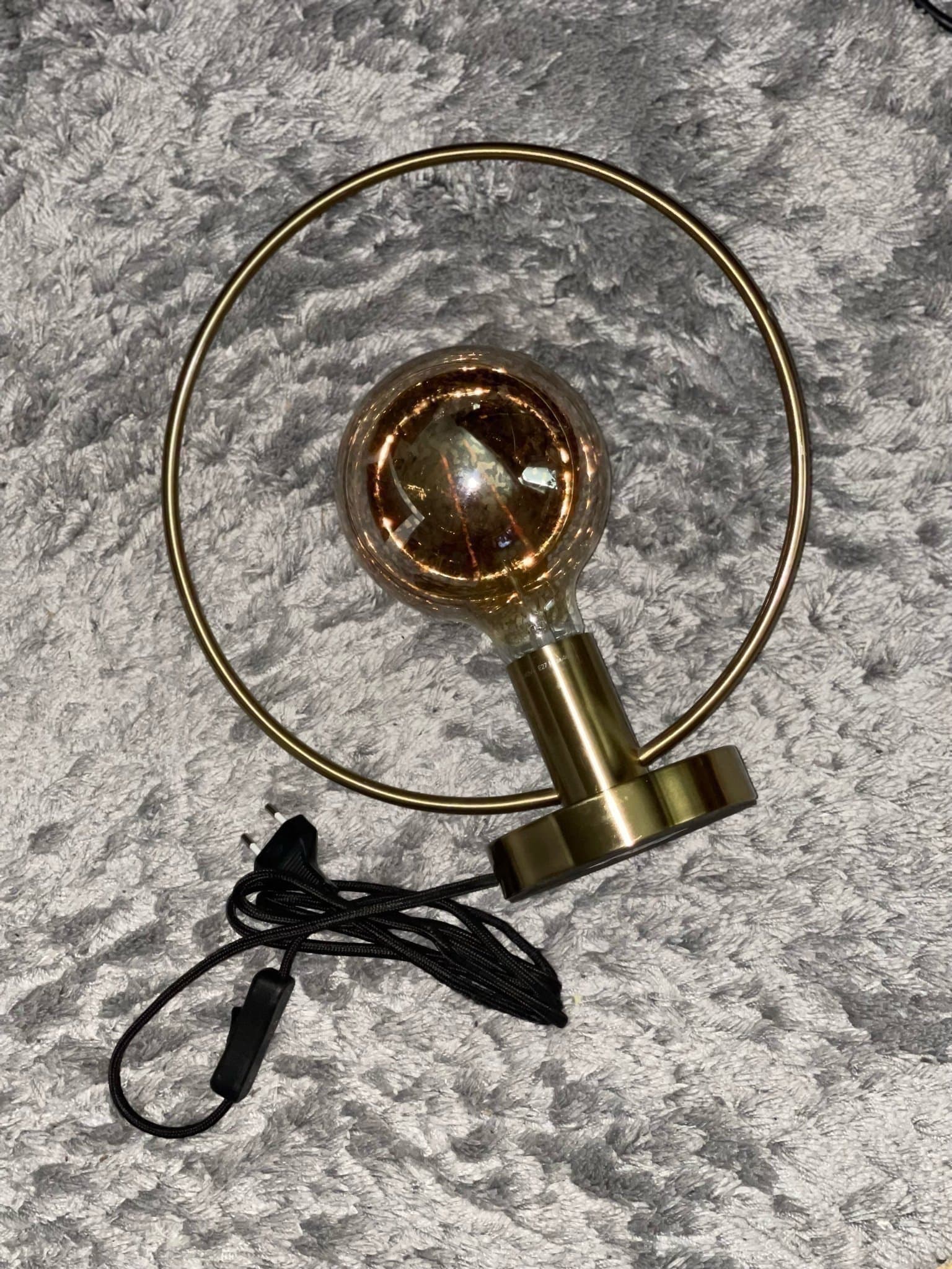 Bordslampa i Guldfärg med ljuskälla i en Halo