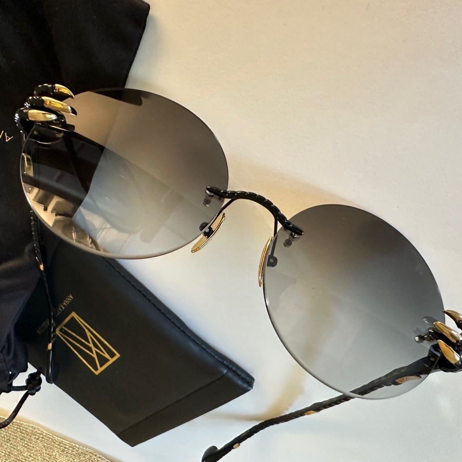 Anna-Karin Karlsson The Claw of the Nest round Solglasögon