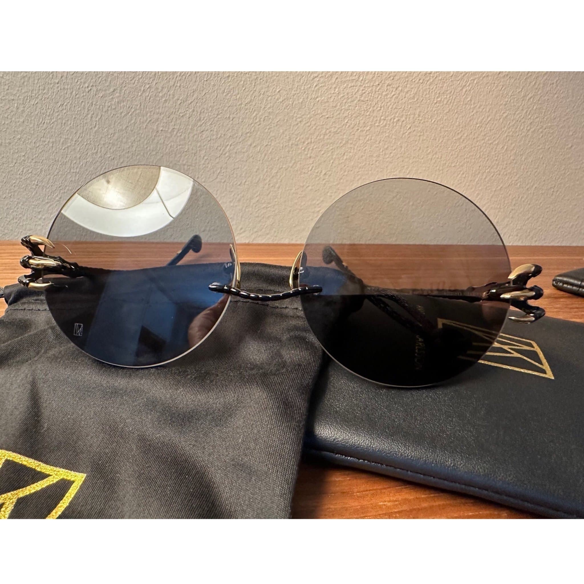 Anna-Karin Karlsson The Claw of the Nest round Solglasögon