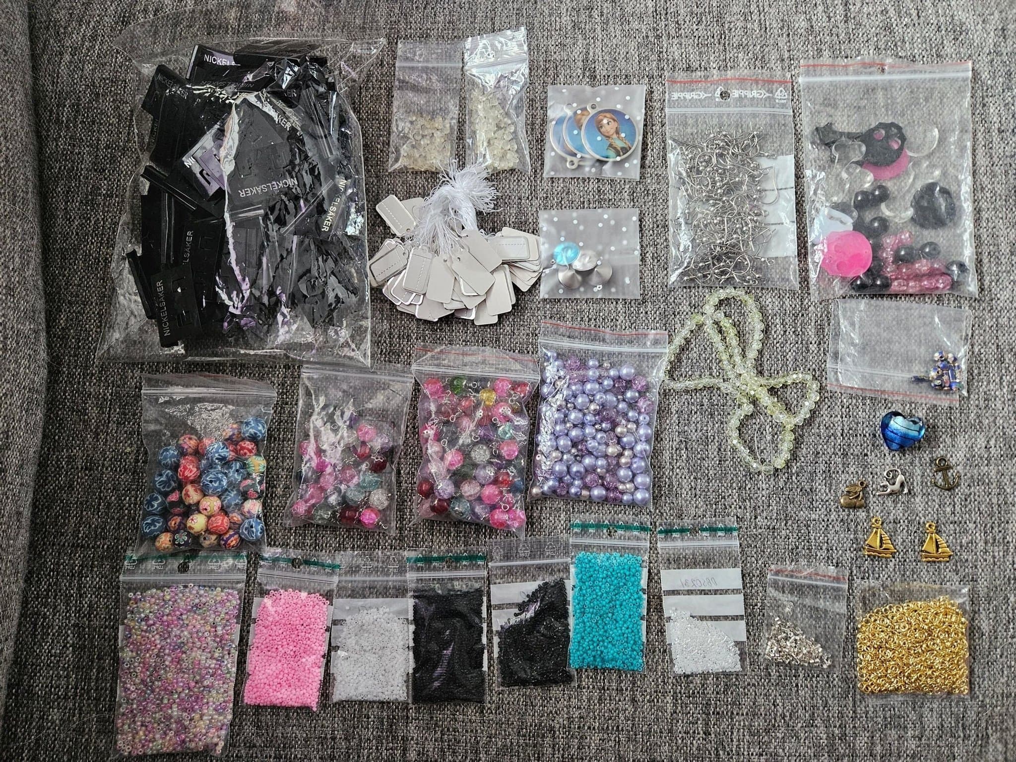 Paket med material till smyckestillverkning, pärlor