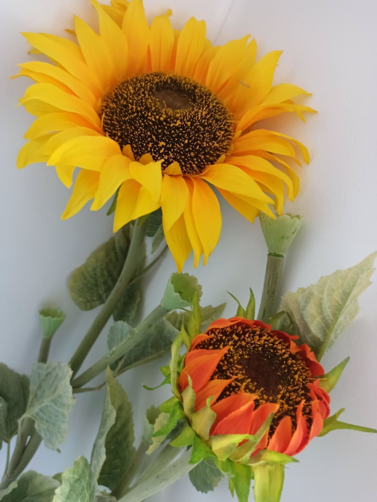 Två fina stora konstgjord Solrosor