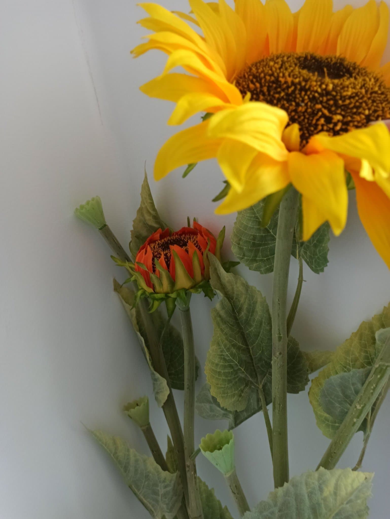 Två fina stora konstgjord Solrosor