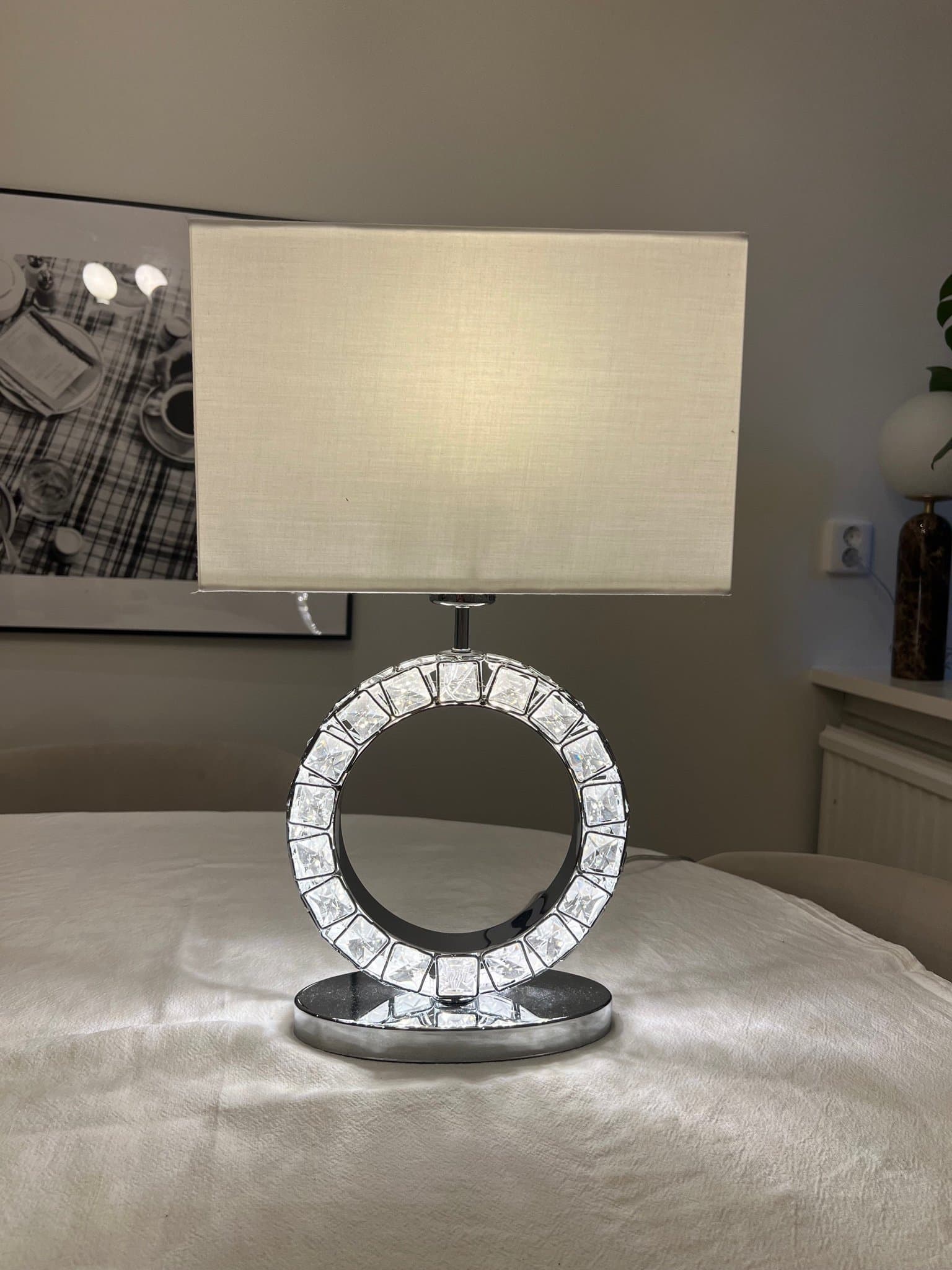 JUUS bordslampa – krom/kristallring med vit fyrkantig lampskärm