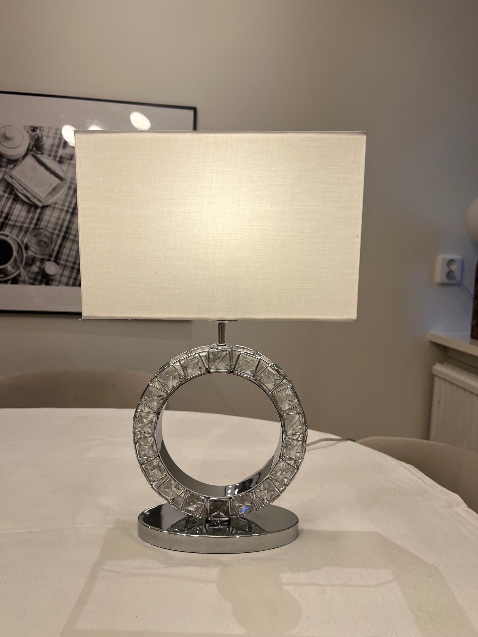 JUUS bordslampa – krom/kristallring med vit fyrkantig lampskärm
