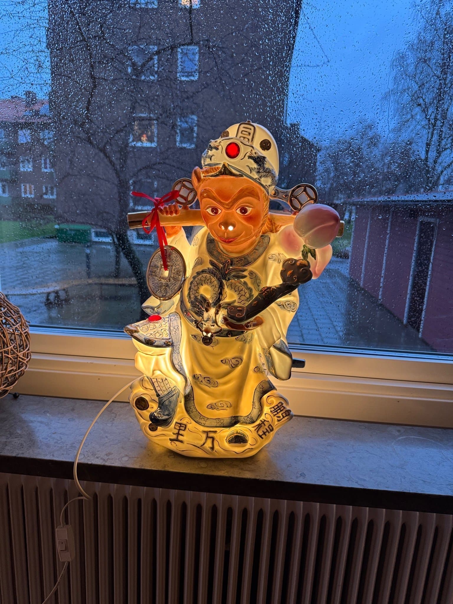 Porslinslampa föreställande Ap guden