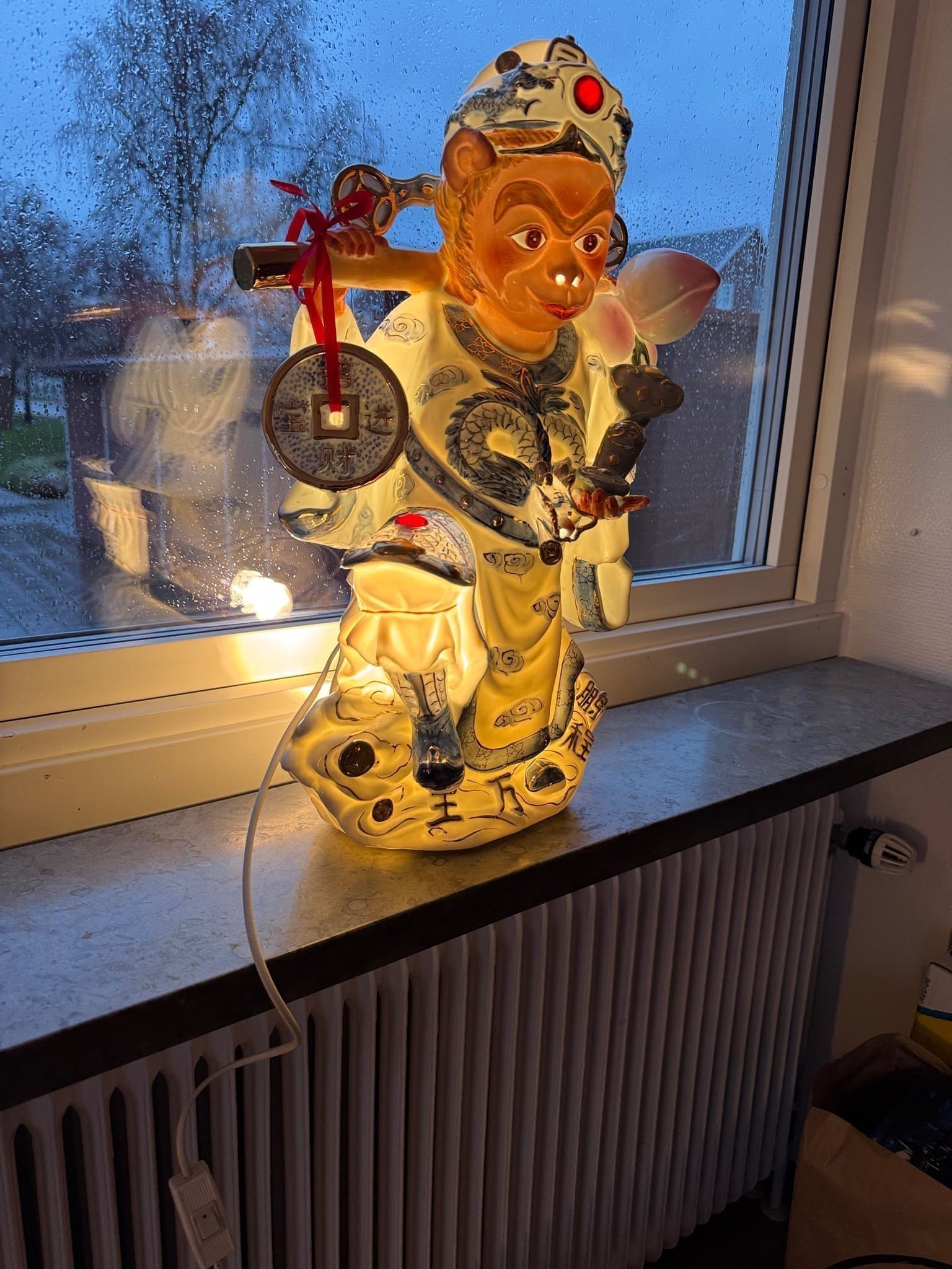 Porslinslampa föreställande Ap guden